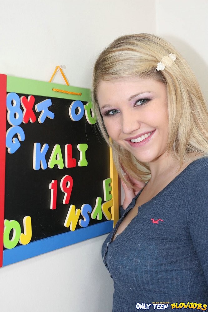 Süße 19 Jahre alte Kali Lane liebt es, Blowjobs zu geben
 #73765201