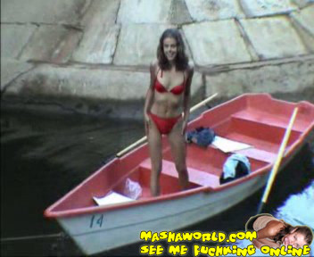 Masha zeigt ihre winzigen Tittchen auf einem Ruderboot
 #73210571