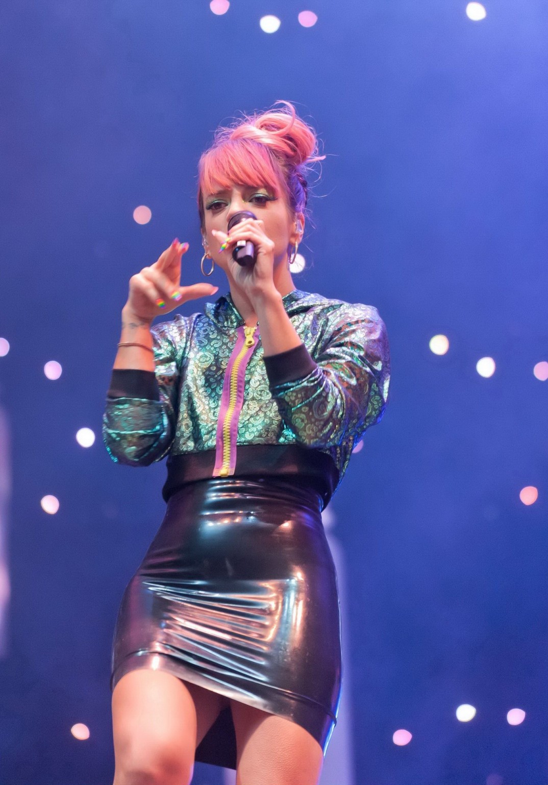 Lily Allen upskirt showing her pussy during the Hurricane Festival in Germany #75192408