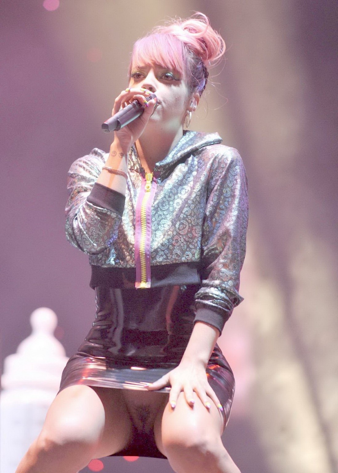 Lily Allen upskirt showing her pussy during the Hurricane Festival in Germany #75192430