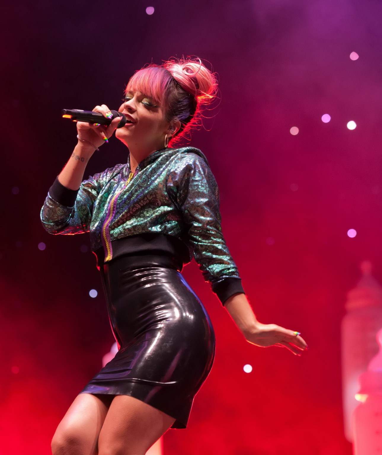 Lily Allen upskirt showing her pussy during the Hurricane Festival in Germany #75192445