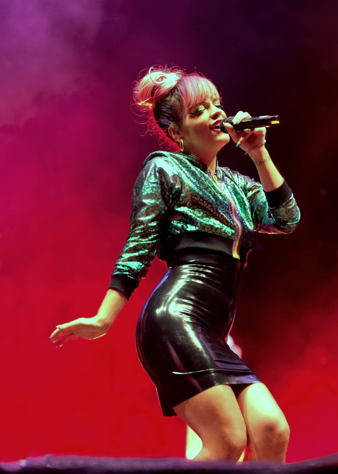 Lily Allen upskirt showing her pussy during the Hurricane Festival in Germany #75192472