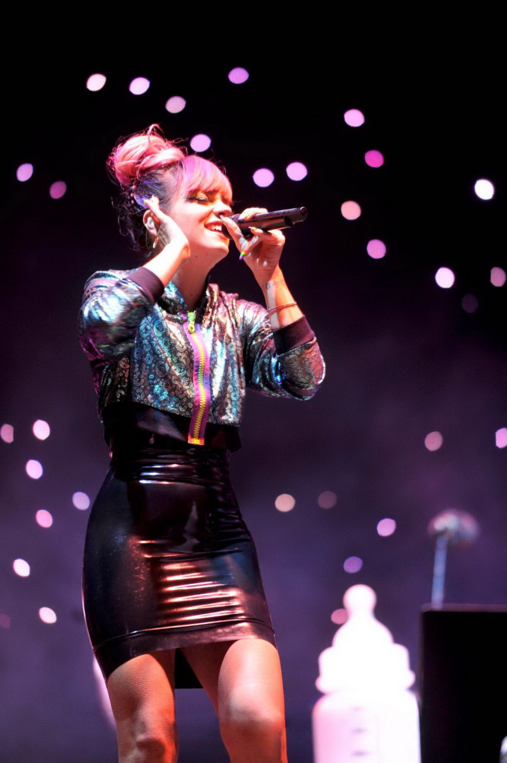 Lily allen en jupe montrant sa chatte lors du festival hurricane en Allemagne
 #75192477