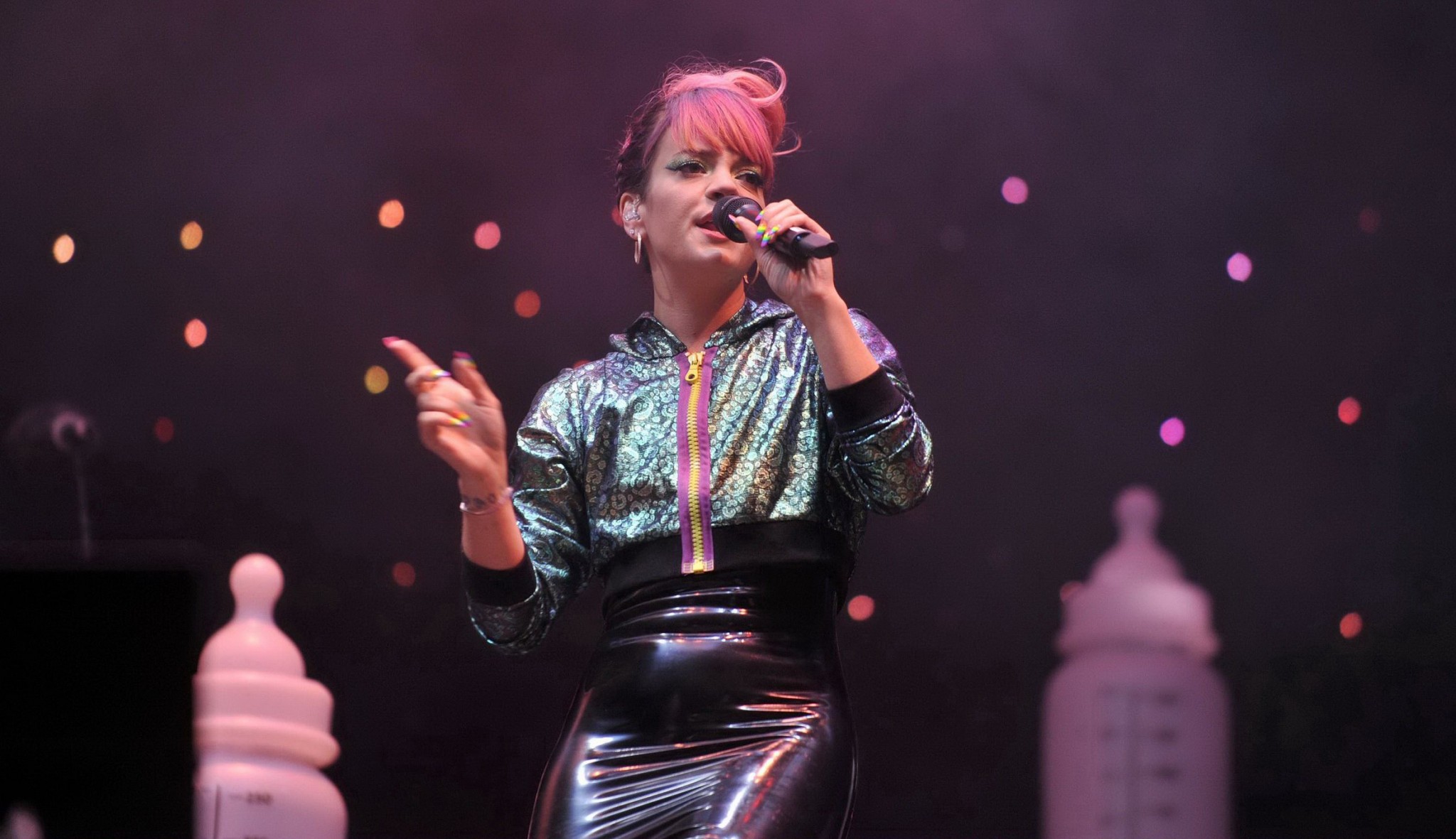 Lily Allen upskirt showing her pussy during the Hurricane Festival in Germany #75192489