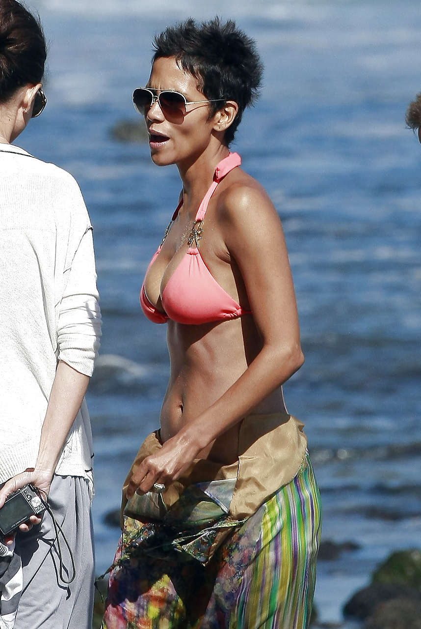 Halle Berry est mignonne en bikini sur la plage et exhibe sa chatte en jupe haute.
 #75275835