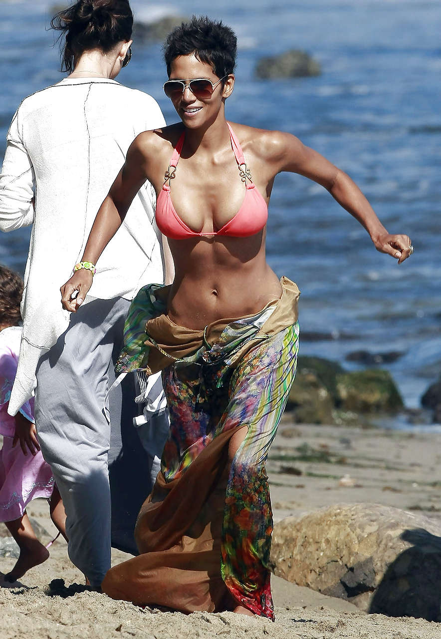 Halle Berry est mignonne en bikini sur la plage et exhibe sa chatte en jupe haute.
 #75275846