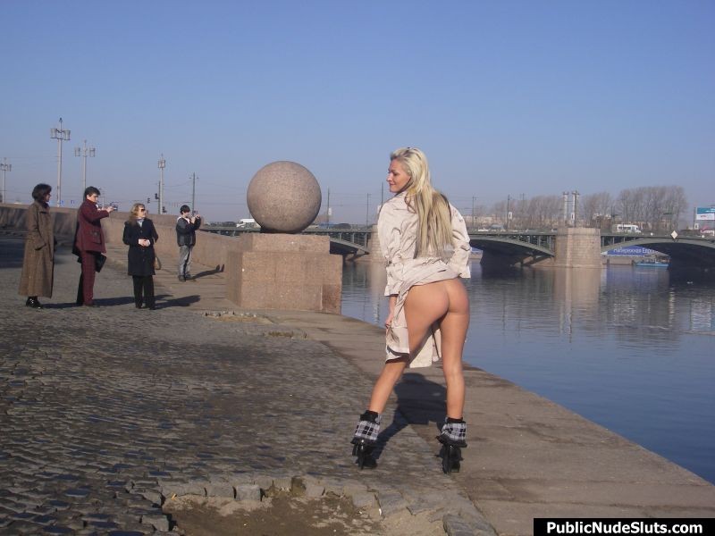 Freche Blondine demonstriert ihre nackten intimen Stellen an der Strandpromenade
 #76739843