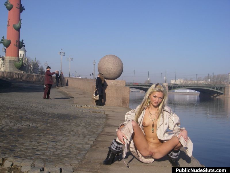 Freche Blondine demonstriert ihre nackten intimen Stellen an der Strandpromenade
 #76739861