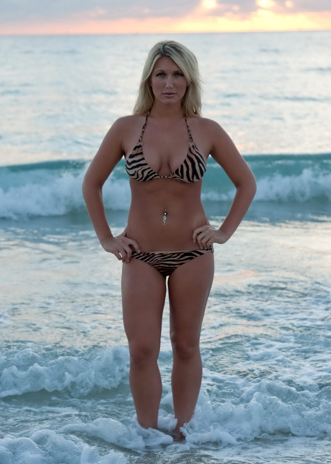 Brooke hogan en buste lors du photoshoot en bikini sur la plage de miami
 #75325191