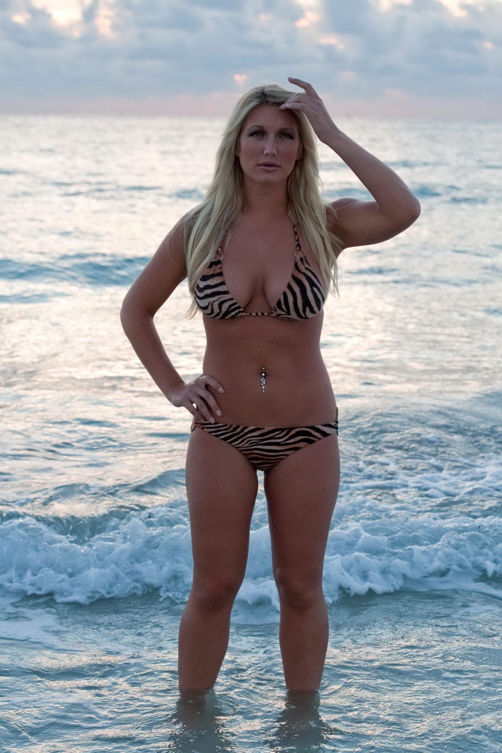 Brooke hogan en buste lors du photoshoot en bikini sur la plage de miami
 #75325207