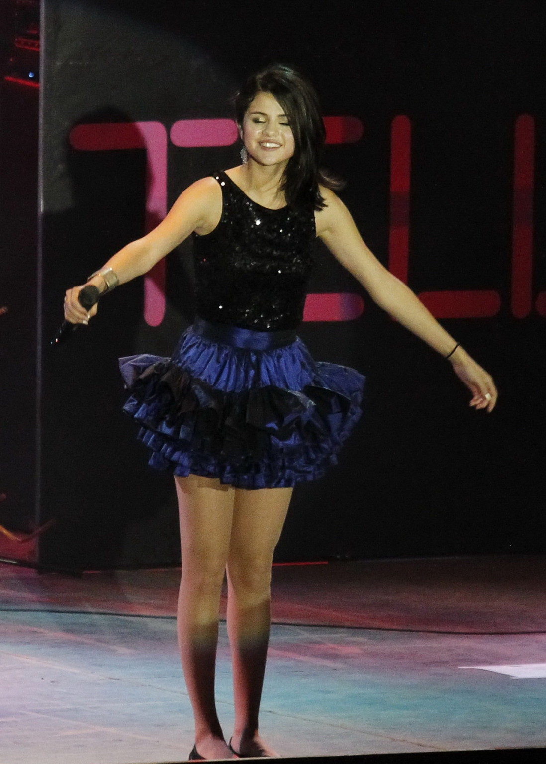 Selena gomez leggy Durchführung in kurzen Rock auf dem Konzert in pomona
 #75332736