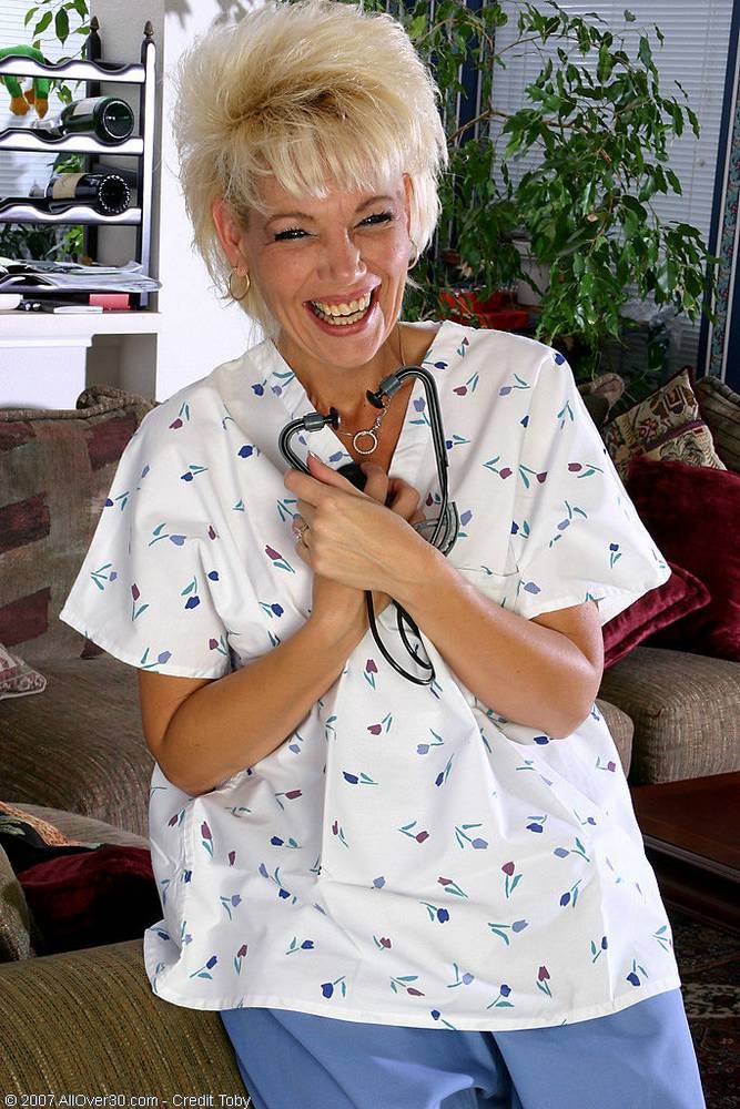 Vieille infirmière excitée jouant avec sa chatte poilue au travail
 #78551472