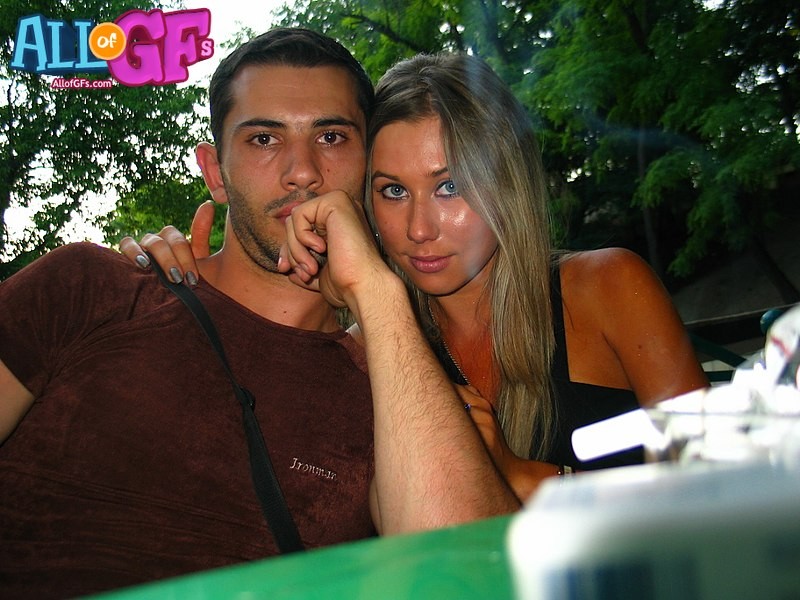 Disparando a mi novia desnuda al aire libre
 #68173761