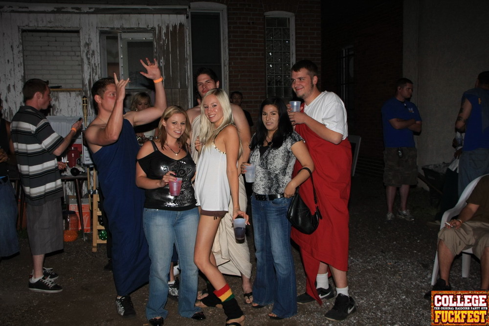 Amateur hottie reitet Schwanz und schluckt dampfenden Sperma auf der Party
 #67169996
