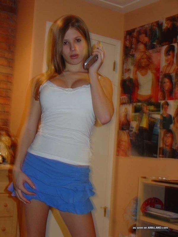 Blonde engelsgesichtige Amateur-Freundin posiert in sexy Self-Pics
 #71496546