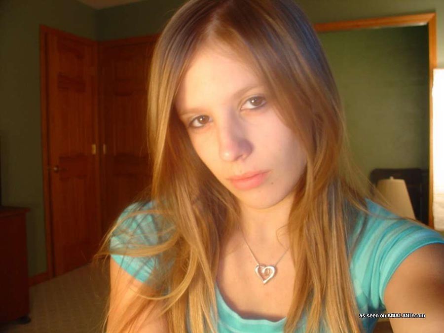 Blonde engelsgesichtige Amateur-Freundin posiert in sexy Self-Pics
 #71496551