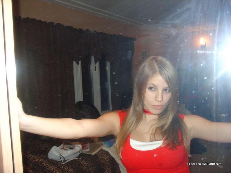 Blonde engelsgesichtige Amateur-Freundin posiert in sexy Self-Pics
 #71496604