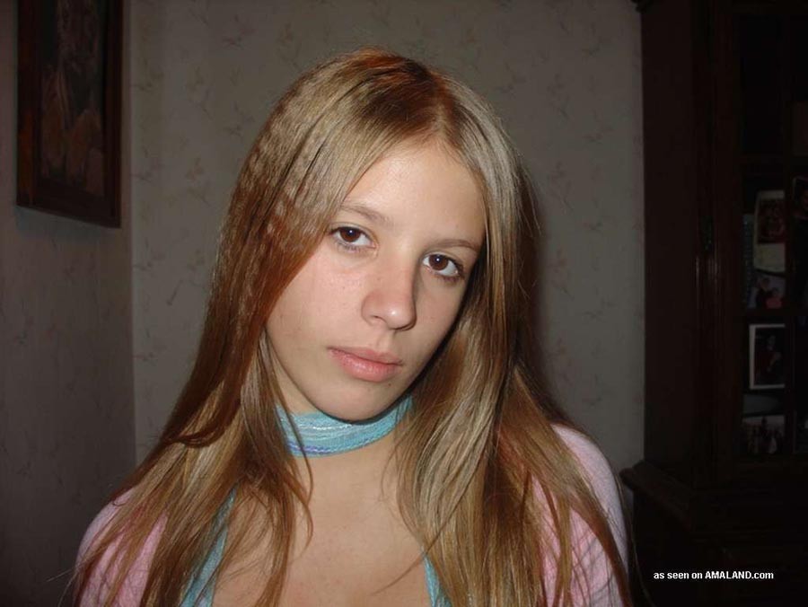 Blonde engelsgesichtige Amateur-Freundin posiert in sexy Self-Pics
 #71496614