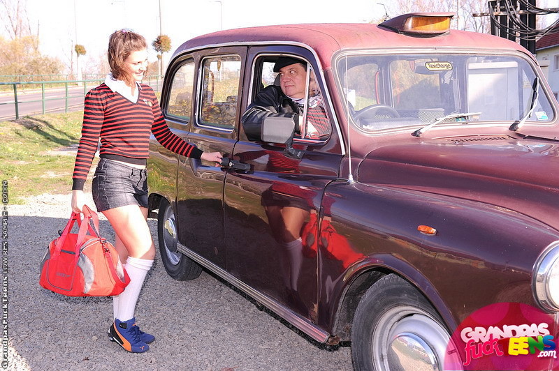 Naughty teen chick bietet ihre haarige Muschi zu einem geilen alten Taxifahrer
 #76584155