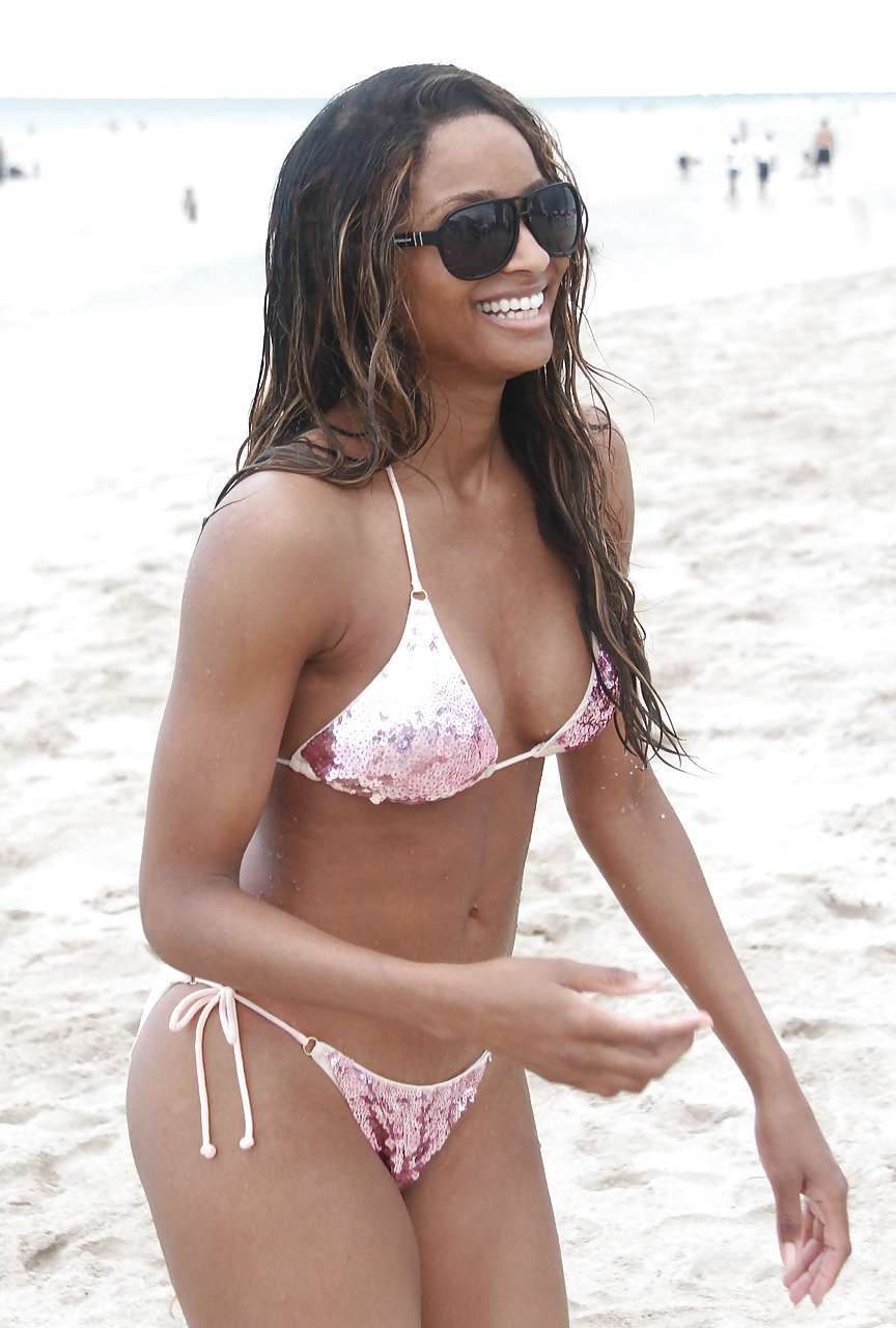 Ciara che mostra il suo bel corpo e grande culo in bikini sulla spiaggia
 #75295164