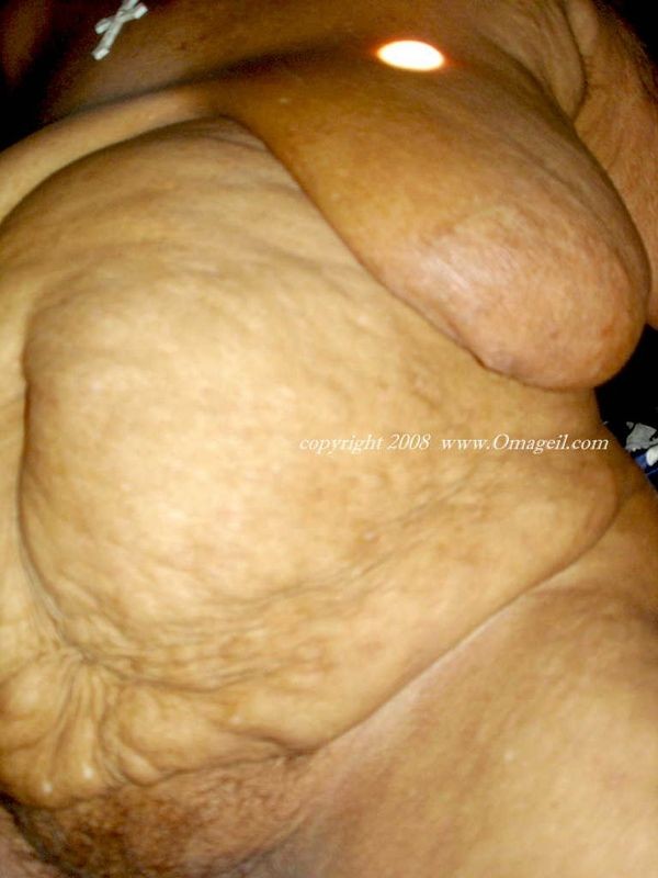Gros et agréables seins de grand-mère affaissés
 #67199184