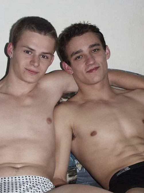 Dos universitarios disfrutan de la polla del otro en un sofá
 #76953759