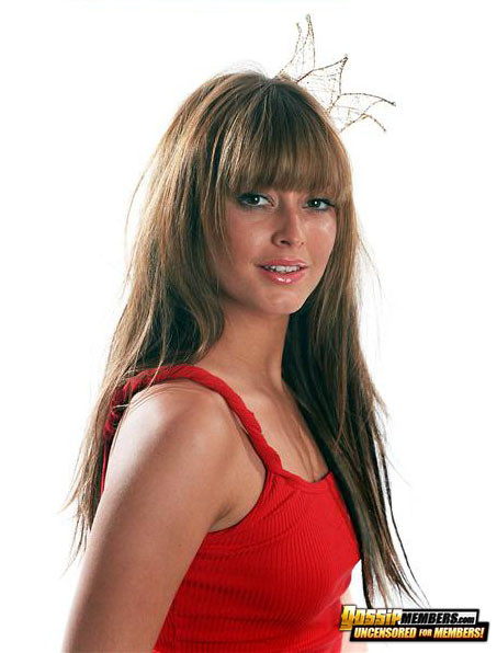 Hot aussie model-sänger holly valance bekommt sizzling bilder
 #75342845