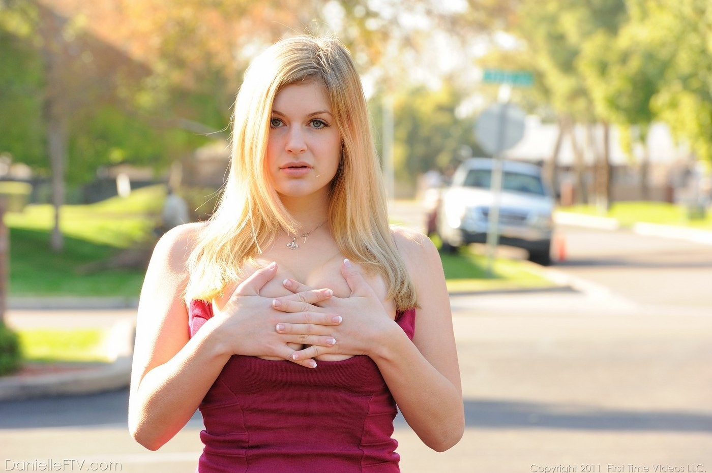 Danielle masajea sus enormes tetas y juega con su coño
 #71310193
