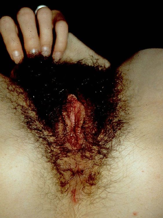 Flaca con coño peludo chupando y follando dos pollas
 #77304138