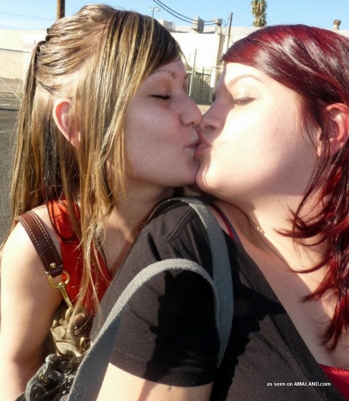 Compilation de lesbiennes amateurs qui s'embrassent.
 #77032035