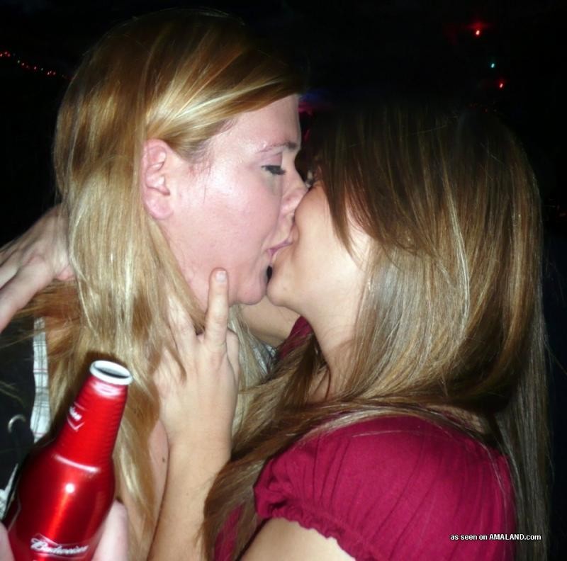 Compilation de lesbiennes amateurs qui s'embrassent.
 #77032074