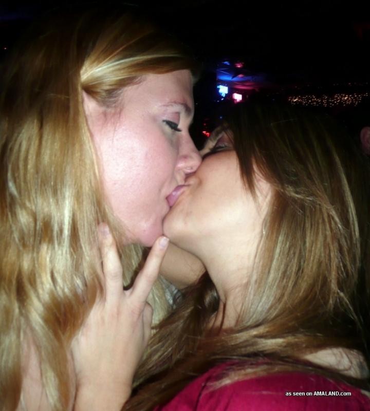 Compilation de lesbiennes amateurs qui s'embrassent.
 #77032096