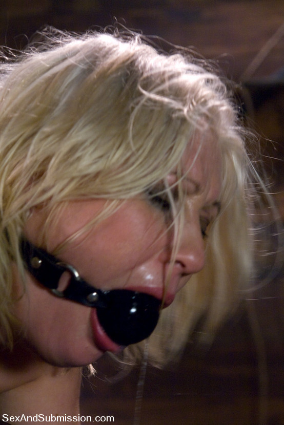 Rubia krissy leigh fisted and analy fucked while in bondage
 #68600403