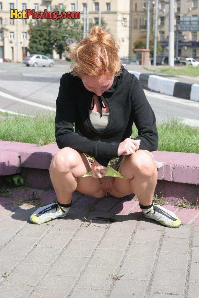 Puta meando al aire libre
 #76513017