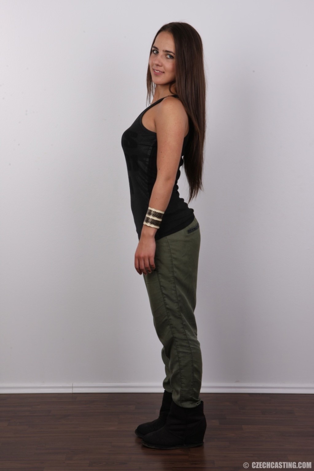 Une jolie brune pose dans ces photos de casting
 #67217216