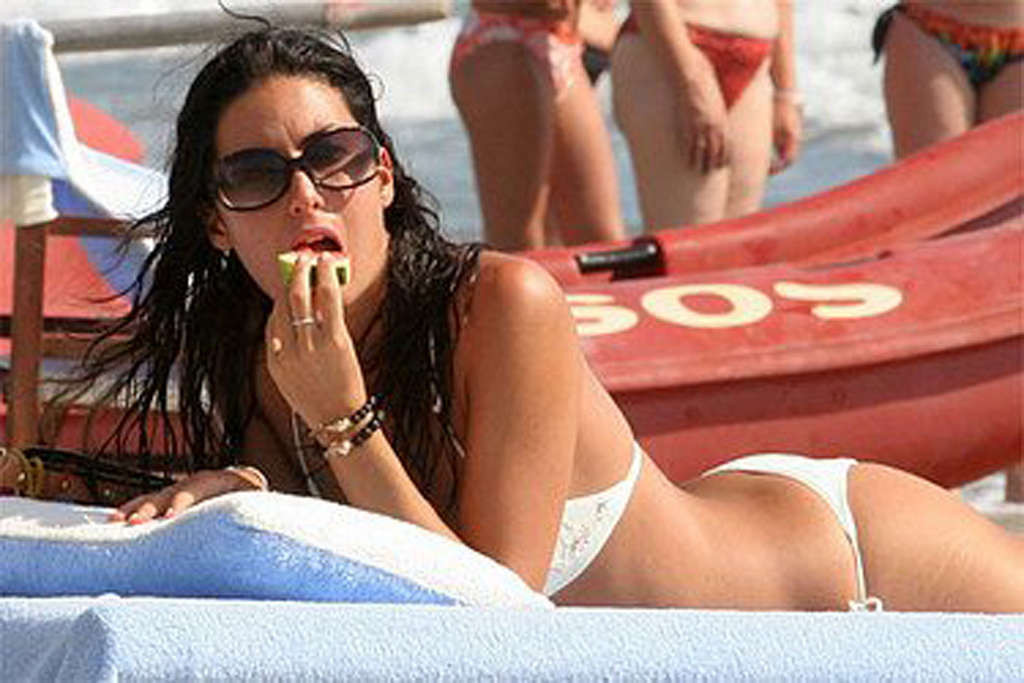 Elisabetta gregoraci godendo sulla spiaggia e mostrando il suo corpo sexy in bikini
 #75373937