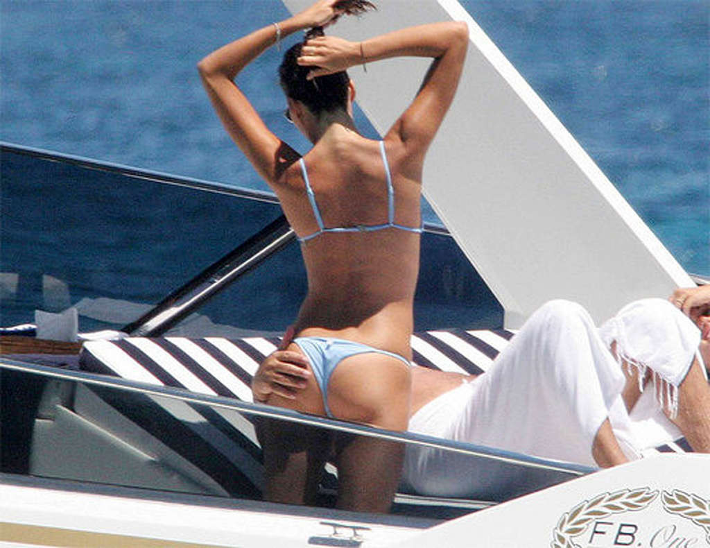 Elisabetta gregoraci disfrutando en la playa y mostrando su cuerpo sexy en bikini
 #75373958