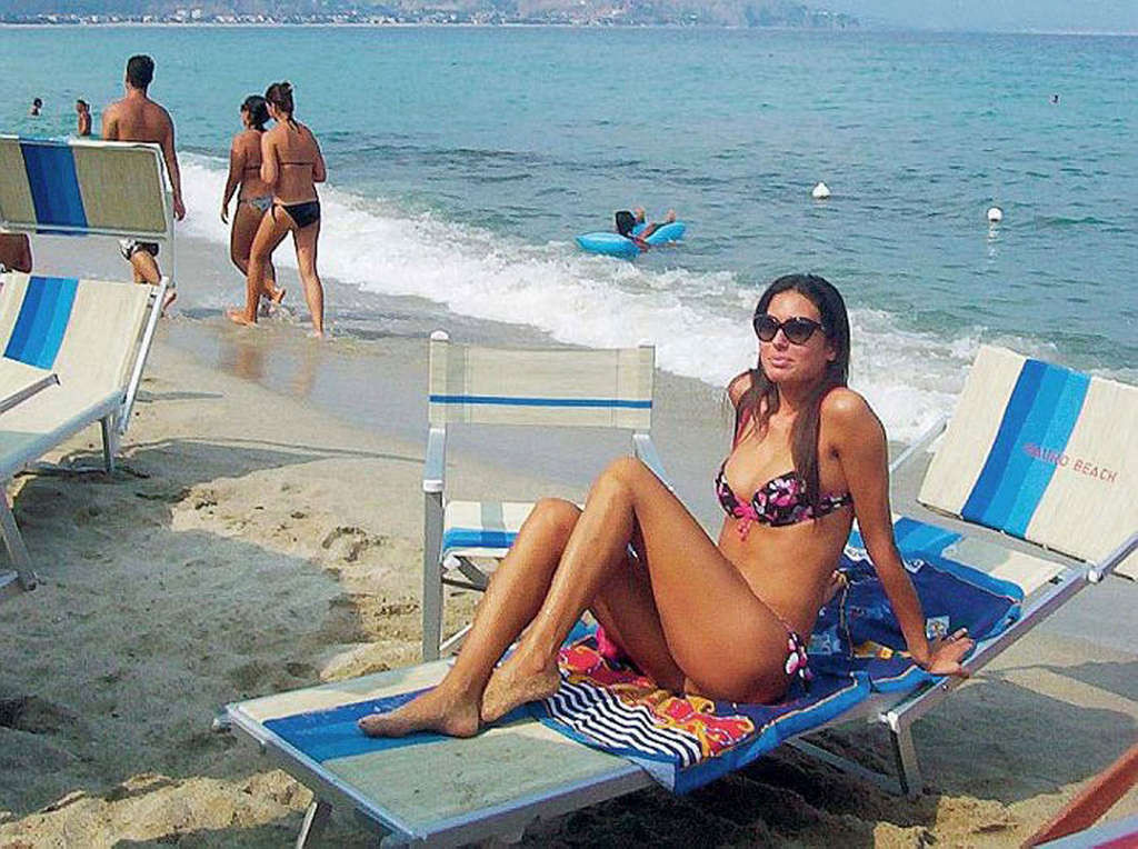 Elisabetta gregoraci godendo sulla spiaggia e mostrando il suo corpo sexy in bikini
 #75373978