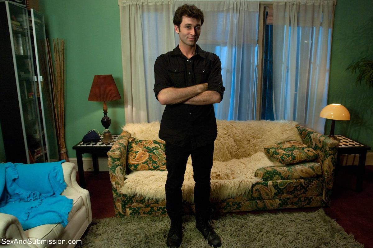 Dos chicas esclavas son atadas, dominadas y folladas por un tipo caliente
 #71983169