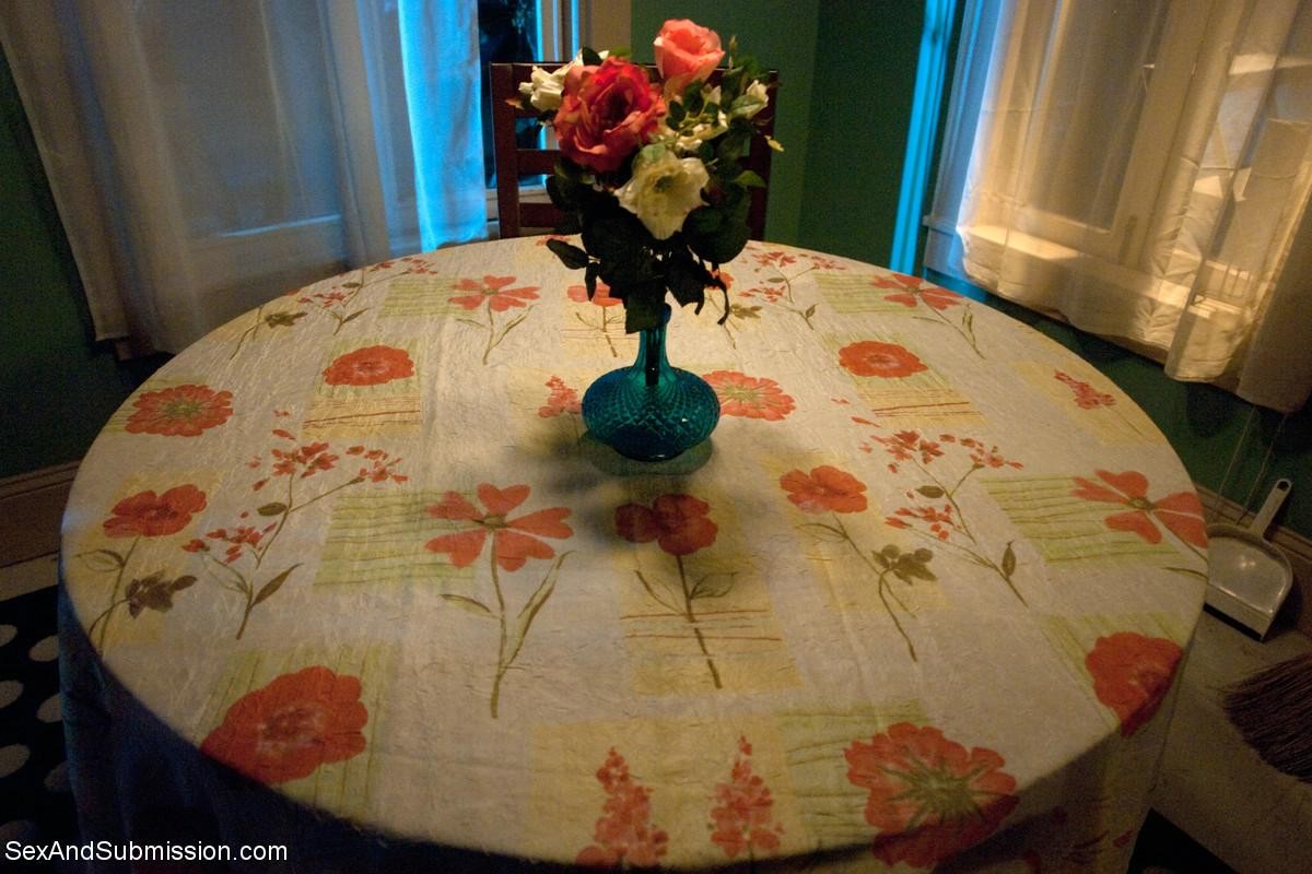 Dos chicas esclavas son atadas, dominadas y folladas por un tipo caliente
 #71983189