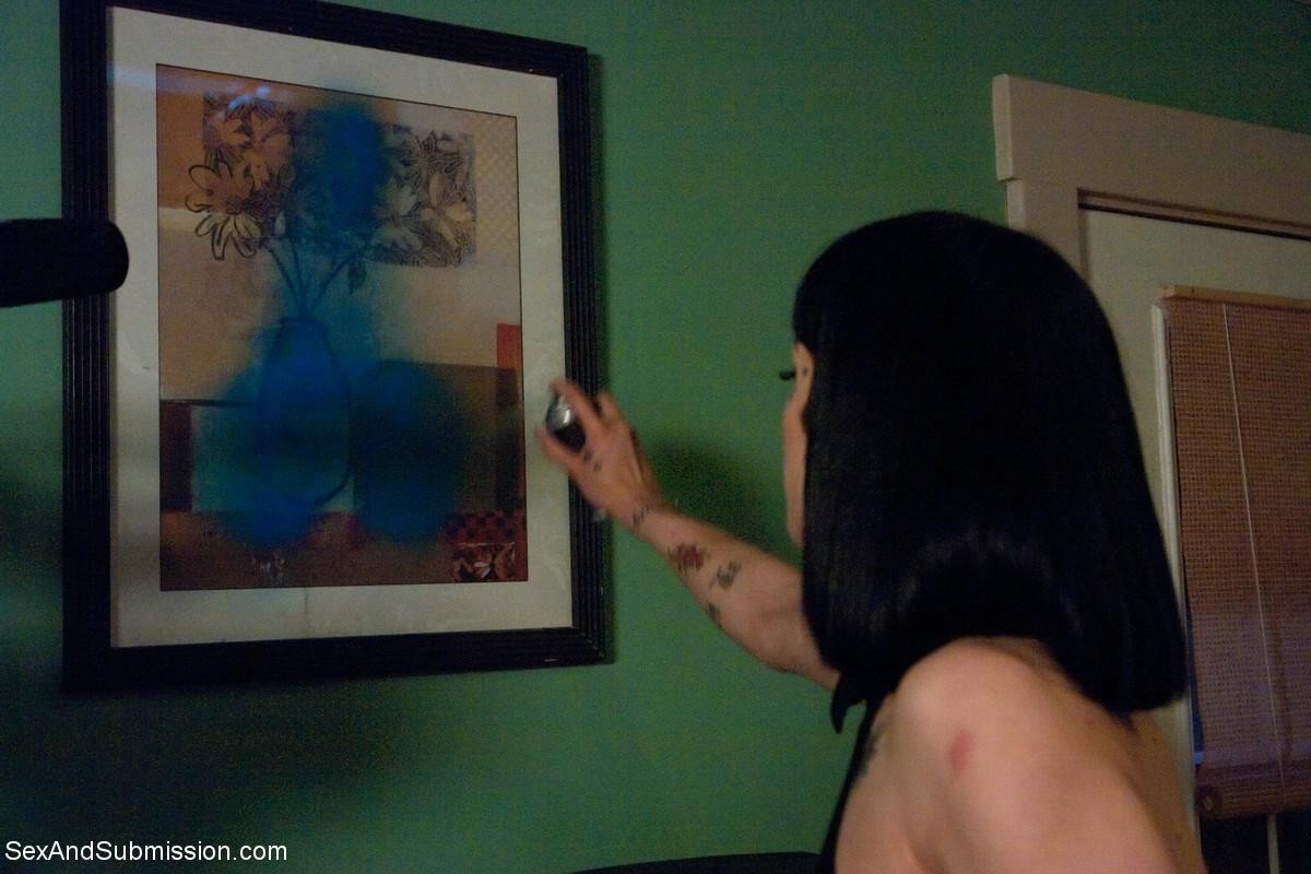 Dos chicas esclavas son atadas, dominadas y folladas por un tipo caliente
 #71983219