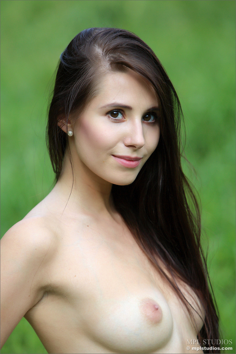 Vanessa juega al aire libre desnuda en la hierba
 #72382966
