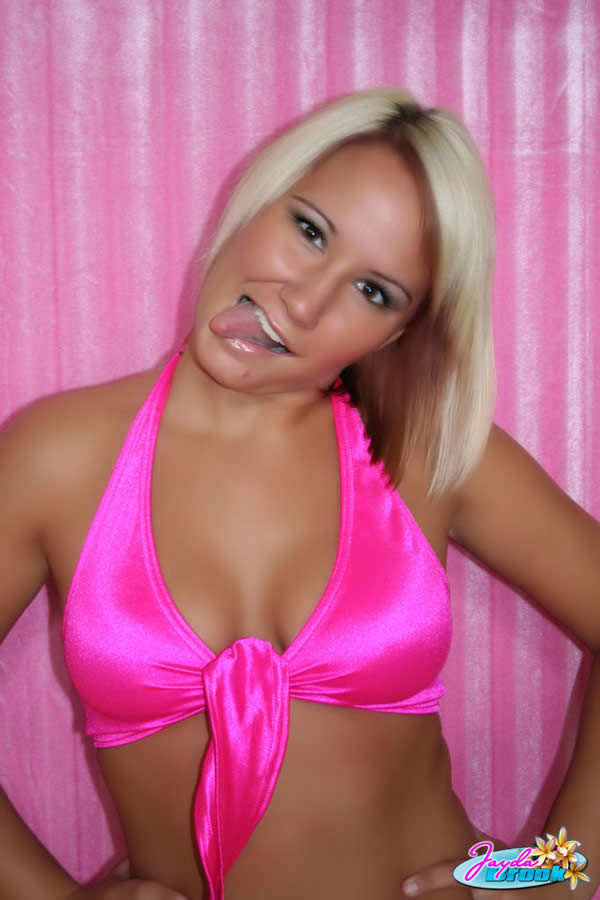 Blonde Amateur jayda brook in rosa strippen
 #73897022