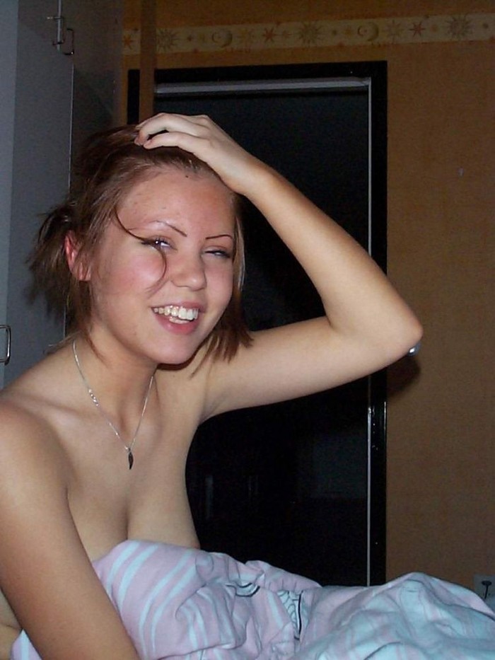 Jeune amateur blonde se déshabillant et posant nue pour la caméra
 #77112224