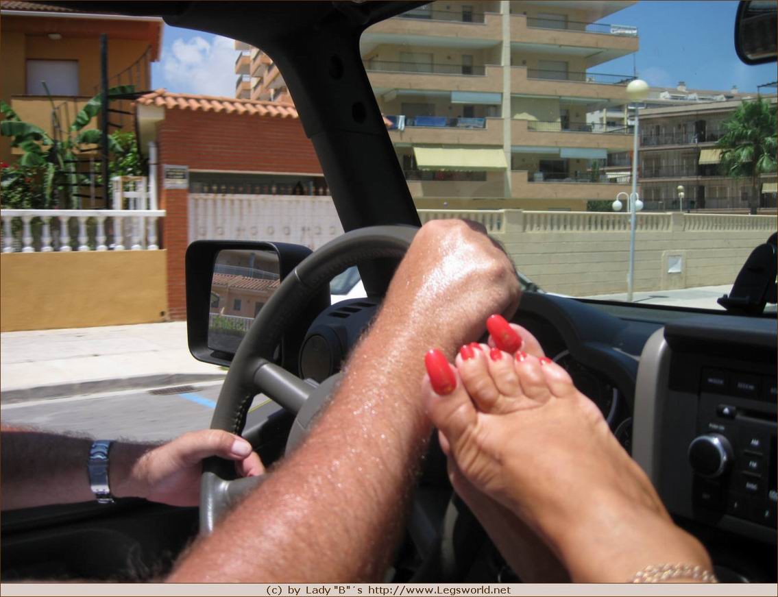 Kinky lady barbara bekommt ihre Zehen im Auto gesaugt
 #73248934
