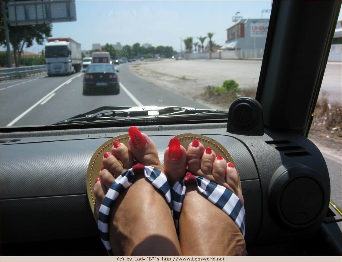 Barbara, une femme perverse, se fait sucer les orteils dans la voiture.
 #73248963