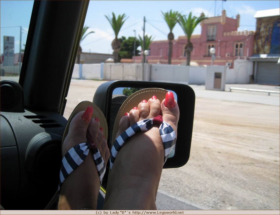 Barbara, une femme perverse, se fait sucer les orteils dans la voiture.
 #73248971