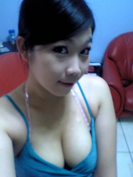 Naughty and hot selfpics taken by an amateur Asian chick #69907274