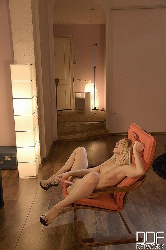 Jessi gold blonde sur une chaise jouissant de son vibrateur rose jusqu'à l'éjaculation.
 #70891642