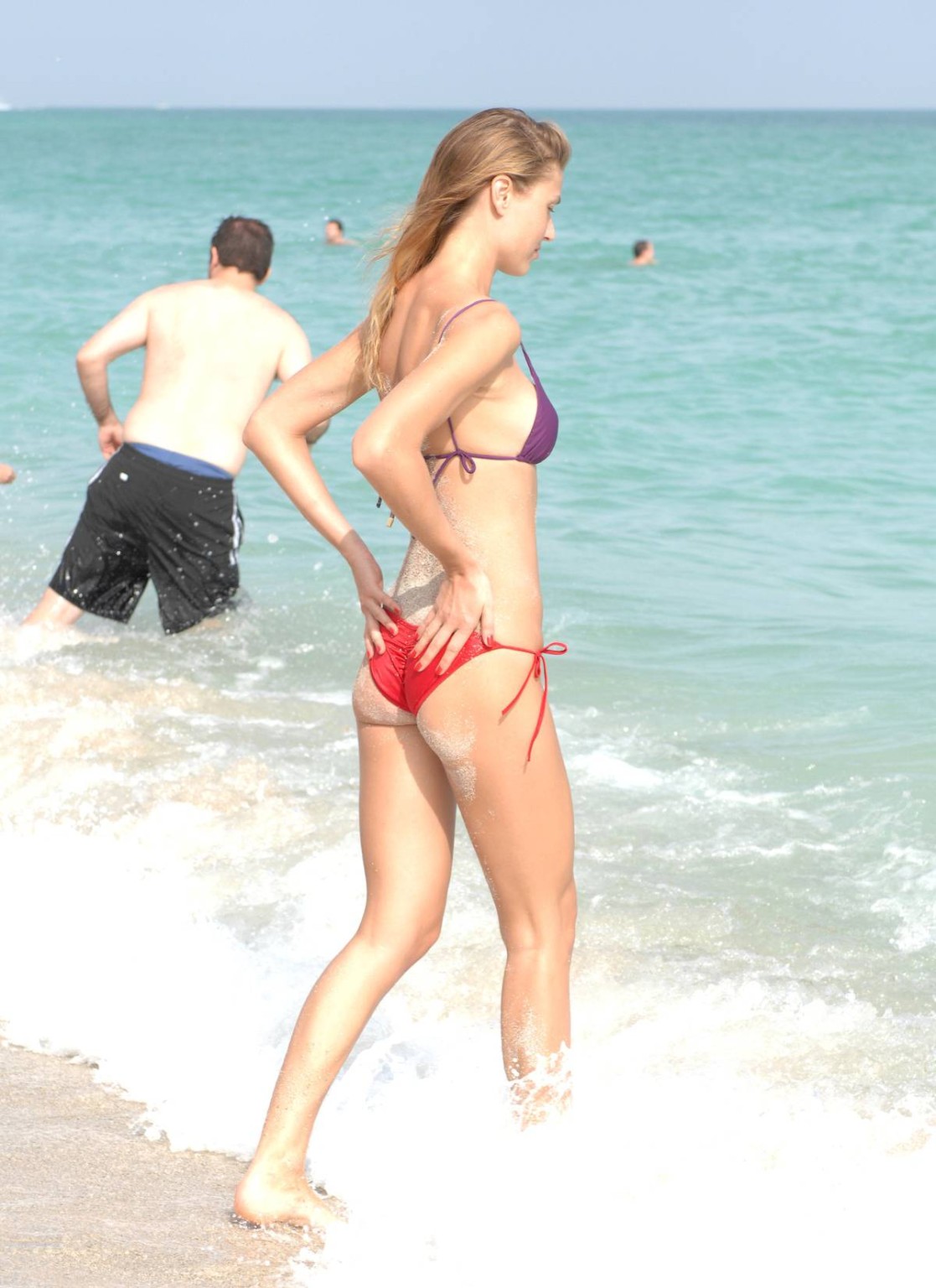 Olga kent che mostra pokies camel-toe in bikini bagnato su una spiaggia a miami
 #75207995